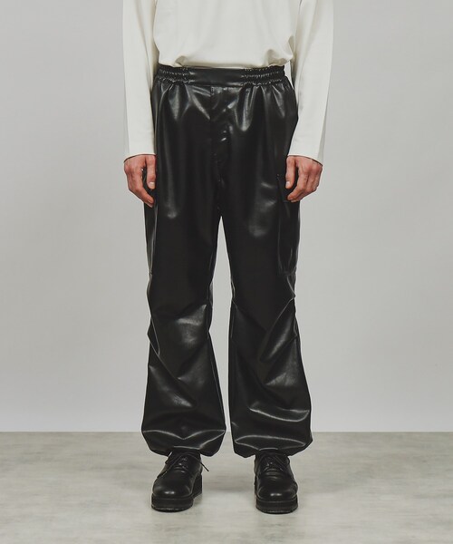 tk.TAKEO KIKUCHI(ティーケータケオキクチ)の「◆シンセティックレザーバギーカーゴパンツ(カーゴパンツ・メンズ・ブラック系3・01/02/03)」の2枚目の写真