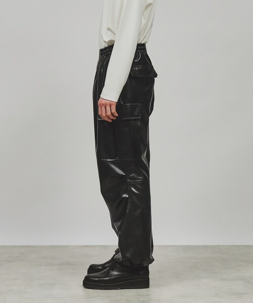 tk.TAKEO KIKUCHI(ティーケータケオキクチ)の「◆シンセティックレザーバギーカーゴパンツ(カーゴパンツ・メンズ・ブラック系3・01/02/03)」の3枚目の写真