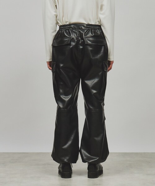 tk.TAKEO KIKUCHI(ティーケータケオキクチ)の「◆シンセティックレザーバギーカーゴパンツ(カーゴパンツ・メンズ・ブラック系3・01/02/03)」の4枚目の写真