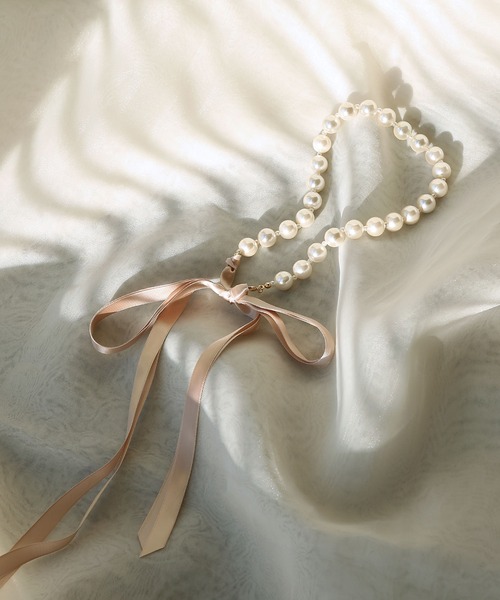 colleca la（コレカラ）の「サテンリボンパールネックレス（ネックレス・レディース・ブラック/ベージュ・ﾌﾘ-）」の2枚目の写真