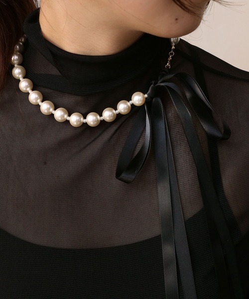 colleca la（コレカラ）の「サテンリボンパールネックレス（ネックレス・レディース・ブラック/ベージュ・ﾌﾘ-）」の4枚目の写真