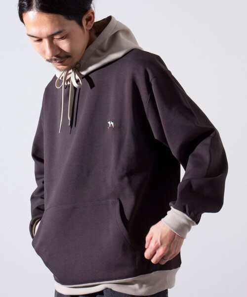 GLOSTER（グロスター）の「【GLOSTER/グロスター】フレンチブルドッグ刺繍  バイカラー パーカー（パーカー・メンズ・セージグリーン/チャコールグレー/グレイッシュベージュ/グレイッシュブルー・S/L/M）」の2枚目の写真