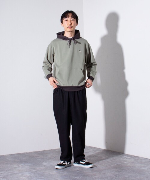 GLOSTER（グロスター）の「【GLOSTER/グロスター】フレンチブルドッグ刺繍  バイカラー パーカー（パーカー・メンズ・セージグリーン/チャコールグレー/グレイッシュベージュ/グレイッシュブルー・S/L/M）」の14枚目の写真