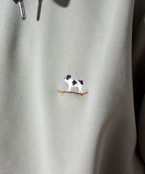 GLOSTER（グロスター）の「【GLOSTER/グロスター】フレンチブルドッグ刺繍  バイカラー パーカー（パーカー・メンズ・セージグリーン/チャコールグレー/グレイッシュベージュ/グレイッシュブルー・S/L/M）」の8枚目の写真