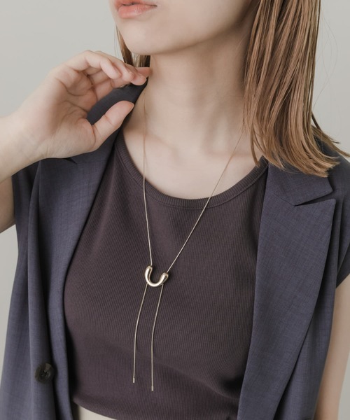 SMELLY（スメリー）の「ニュアンスカーブループタイネックレス（ネックレス・レディース・ゴールド・-）」の5枚目の写真