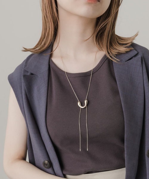 SMELLY（スメリー）の「ニュアンスカーブループタイネックレス（ネックレス・レディース・ゴールド・-）」の2枚目の写真