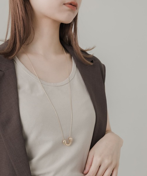 SMELLY（スメリー）の「ニュアンスカーブループタイネックレス（ネックレス・レディース・ゴールド・-）」の4枚目の写真
