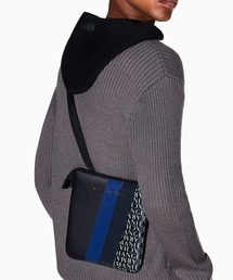 ARMANI EXCHANGE | 【A|X アルマーニ エクスチェンジ】モノグラム×ストライプ　フラットショルダーバッグ(ショルダーバッグ)