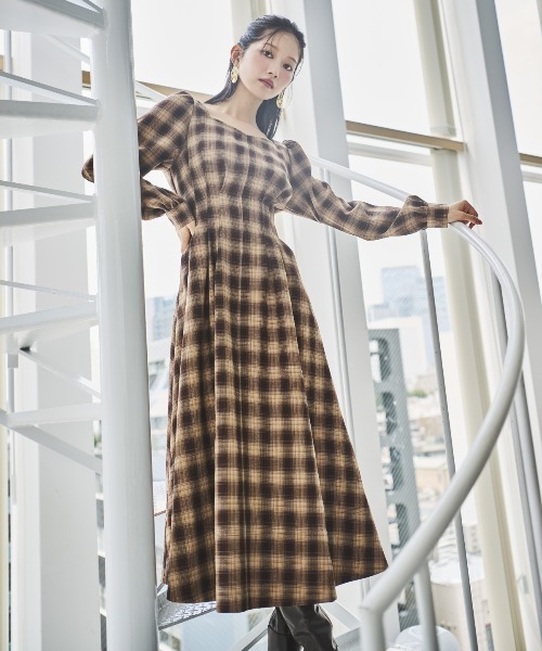 AND COUTURE(アンドクチュール)の「チェックウエストタックワンピース(ワンピース・レディース・ブルー系その他/レッド系その他/ブラウン系その他/ブラック系その他・FREE)」の2枚目の写真