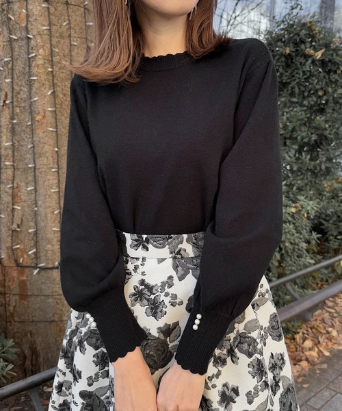 couture brooch（クチュールブローチ）の「◆【プチプラ・もちもちな肌触り】スカラリブデザインパフニット（ニット/セーター・レディース・ブラック/レッド系/サックスブルー/オフホワイト・38/42）」の2枚目の写真