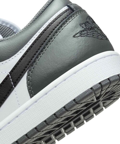JORDAN BRAND（ジョーダンブランド）の「エア ジョーダン 1 LOW メンズシューズ / Air Jordan 1 Low Men's Shoes 553558-152 White（スニーカー・メンズ・グレー系その他・25/25.5/26/26.5/27/27.5/28/28.5/29/29.5/30）」の8枚目の写真