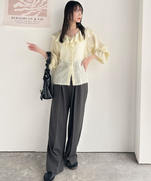 mily bilet（ミウィビレット）の「【mily bilet】ふんわり愛らしさを纏う大人ガーリーMIX。シアーフェザーフリル襟キャンディースリーブブラウス（長袖）（シャツ/ブラウス・レディース・イエロー/アイボリー/ブラック・X-LARGE/SMALL/MEDIUM/LARGE）」の15枚目の写真