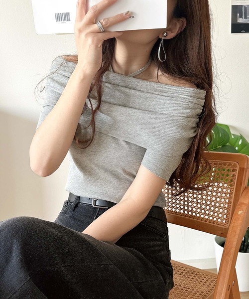 classicalelf(クラシカルエルフ)の「視線を奪う、美デコルテ。華奢見えを叶える、絶妙ドレープが◎ タイ付き五分袖オフショルトップス(Tシャツ/カットソー・レディース・ブラウン/グレイッシュベージュ/ブラック/オフホワイト/杢グレー・X-LARGE/SMALL/MEDIUM/LARGE)」の21枚目の写真
