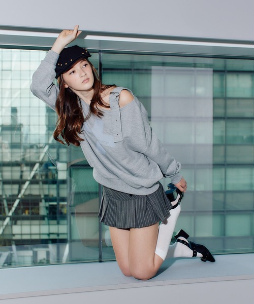 FCMM(エフシーエムエム)の「【日本限定】OFF SHOURDER BELT CREWNECK/オフショルダーベルトクルーネック(スウェット・レディース・ブラウン/グレー/チャコール/ネイビー・SMALL/MEDIUM)」の11枚目の写真