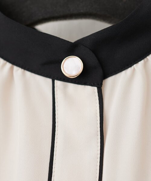 natural couture（ナチュラルクチュール）の「デザイン釦配色フレア袖ブラウス（シャツ/ブラウス・レディース・グレー/オフホワイト/ドット/ネイビー/モカ/ホワイト系その他・FREE）」の12枚目の写真