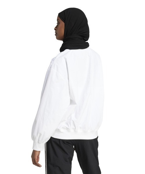 adidas(アディダス)の「adidas Originals ADICOLOR WOVEN NYLON OUTLINE TREFOIL CREW(アディダスオリジナルス アディカラー ウーブンナイロン アウトライントレフォイル クルーネックスウェット)(スウェット・レディース・ホワイト・SMALL/MEDIUM/LARGE)」の3枚目の写真