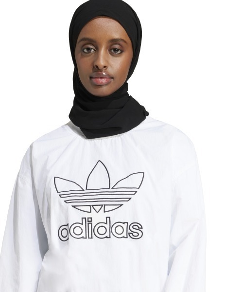 adidas(アディダス)の「adidas Originals ADICOLOR WOVEN NYLON OUTLINE TREFOIL CREW(アディダスオリジナルス アディカラー ウーブンナイロン アウトライントレフォイル クルーネックスウェット)(スウェット・レディース・ホワイト・SMALL/MEDIUM/LARGE)」の6枚目の写真