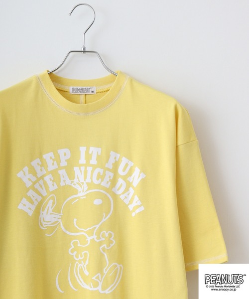 PEANUTS(ピーナッツ)の「PEANUTS ステッチ配色へビーウエイトトロップショルダーTシャツ(Tシャツ/カットソー・メンズ・ネイビー/イエロー/ピンク系・M/L/LL)」の2枚目の写真