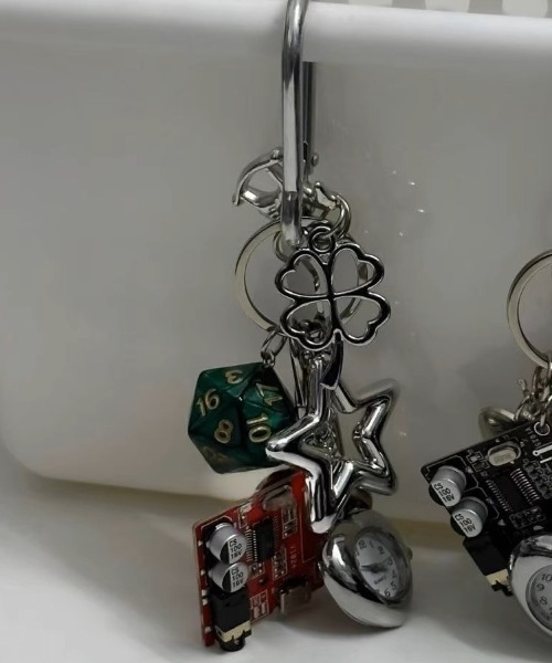 .KOM(ドットコム)の「A'GEM/9 × .kom 『.KOM/ドットケーオーエム』 マルチチャームカラビナキーホルダー(キーホルダー・レディース・A・FREE)」の2枚目の写真
