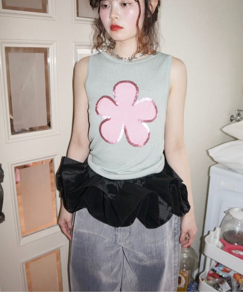 musubore（ムスボレ）の「flower motif spangle sleeve-less NT / スパンコールフラワーニット（タンクトップ・レディース・ピンク/ブラック/カーキ・FREE）」の6枚目の写真