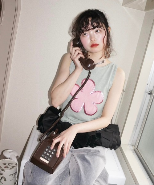 musubore（ムスボレ）の「flower motif spangle sleeve-less NT / スパンコールフラワーニット（タンクトップ・レディース・ピンク/ブラック/カーキ・FREE）」の8枚目の写真