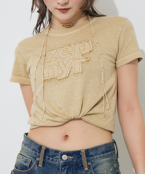 SLY(スライ)の「【限定カラーあり】PATCH LOGO COMPACT T/SH パッチロゴ コンパクト Tシャツ 半袖 夏服(Tシャツ/カットソー・レディース・レッド/ライトブラック/ブルー/カーキ/ライトベージュ・FREE)」の1枚目の写真