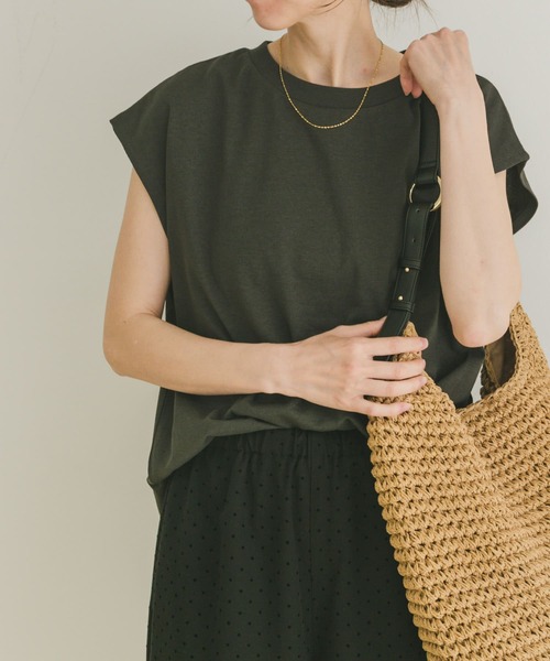 ITEMS URBANRESEARCH（アイテムズ アーバンリサーチ）の「クルーネックノースリTシャツ（Tシャツ/カットソー・レディース・ホワイト/チャコールグレー/ベージュ系その他/ブルー系その他・FREE）」の2枚目の写真