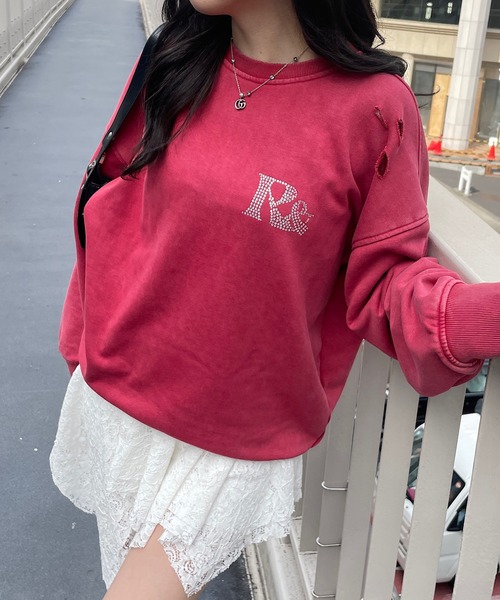 ROGER AND RAW(ロジャーアンドロウ)の「ラインストーン付きダメージスウェットプルオーバー(スウェット・レディース・ブラック/ホワイト/レッド/ベージュ・FREE)」の2枚目の写真