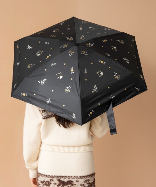 Casselini(キャセリーニ)の「Casselini(キャセリーニ)【Wpc. × Casselini】完全遮光 晴雨兼用タトゥー柄折りたたみ傘(折りたたみ傘・レディース・ブラック/ホワイト/グリーン・FREE)」の1枚目の写真