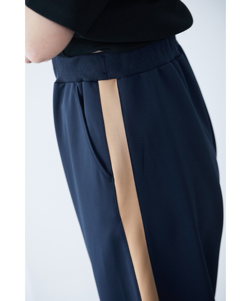 slattgir(スラットジール)の「高身長 ライン入りストレートシルエットジャージパンツ 丈長め・トールサイズ(その他パンツ・レディース・ネイビー/ブラック・TM/TL/TLL/T3L/T4L/T5L)」の14枚目の写真