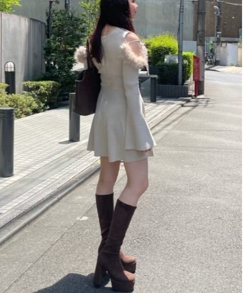 rienda(リエンダ)の「many wayフェイクファーミニニットワンピース 秋服(ワンピース・レディース・ベージュ・FREE)」の18枚目の写真