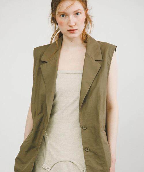 LAATO（ラート）の「no sleeve slit jacket（その他アウター・レディース・ナチュラル/ブラック・FREE）」の2枚目の写真