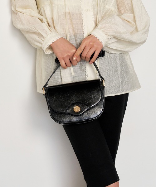 ROOPTOKYO(ループトウキョウ)の「GENERAL IDEA/ジェネラルアイディア sealing button classic shoulder bag ショルダーバッグ(ショルダーバッグ・レディース・ブラック/レッド・FREE)」の3枚目の写真