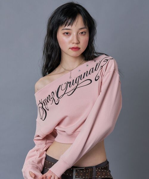 SEQUENZ(シークエンズ)の「※WEB限定 / ワンショルダー / レディーススタッズ短丈スウェット /sqnz star shoulder sweat ladies(スウェット・レディース・その他1/ピンク/グレー・FREE)」の8枚目の写真