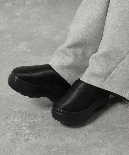 LAKOLE（ラコレ）の「キルト厚底スリッポン / 599487（スリッポン・レディース・ブラック/ブラウン・MEDIUM/LARGE）」の2枚目の写真