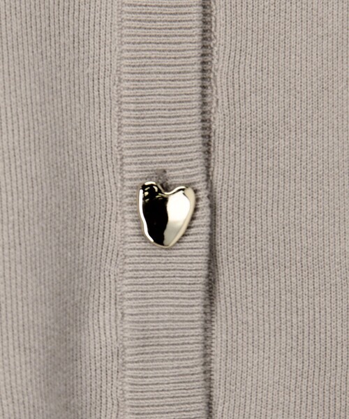 fredy couleur（フレディクルール）の「スウェットライクハート釦カーディガン（ニット/セーター・レディース・オフホワイト/ブラック/グレイッシュベージュ/オレンジ・38）」の10枚目の写真