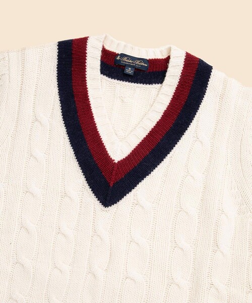 BROOKS BROTHERS（ブルックスブラザーズ）の「ウール　ケーブル　Vネックテニスセーター（ニット/セーター・メンズ・アイボリー・LARGE/MEDIUM/SMALL/X-LARGE）」の2枚目の写真