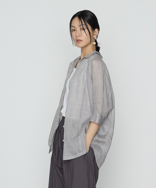 Gabardine K.T(ギャバジンケーティー)の「ラミーシャンブレー シアーシャツ(シャツ/ブラウス・レディース・ライトグレー/イエロー/ミント/ネイビー・7号/9号)」の2枚目の写真