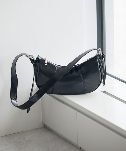 earth music&ecology（アースミュージックアンドエコロジー）の「ハーフムーンバッグ（ハンドバッグ・レディース・シルバー/ブラック・FREE）」の2枚目の写真