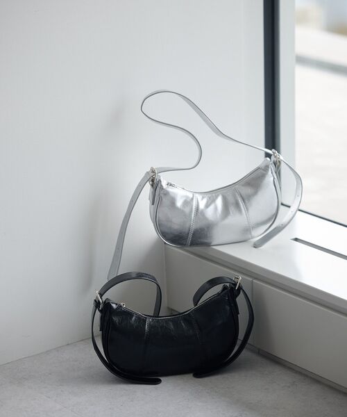 earth music&ecology（アースミュージックアンドエコロジー）の「ハーフムーンバッグ（ハンドバッグ・レディース・シルバー/ブラック・FREE）」の4枚目の写真