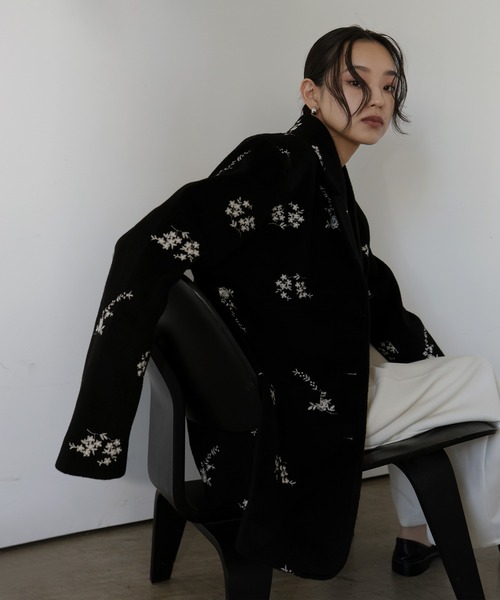 フラワーエンブロイダリーテーラードジャケット（テーラードジャケット