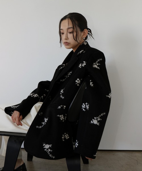 フラワーエンブロイダリーテーラードジャケット（テーラードジャケット