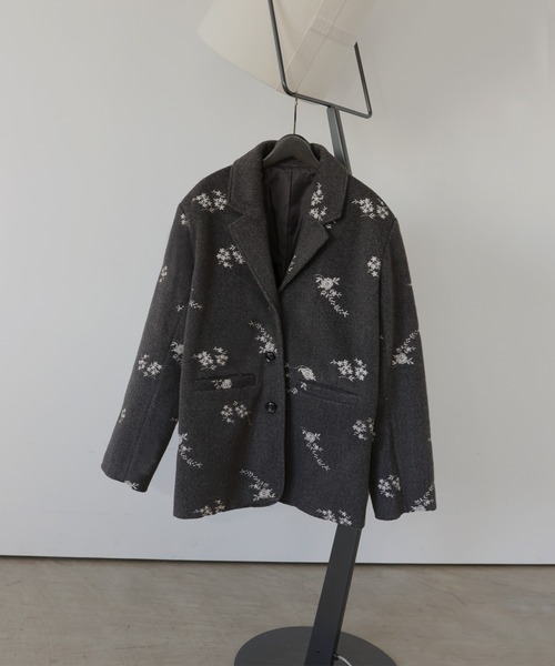 フラワーエンブロイダリーテーラードジャケット（テーラードジャケット