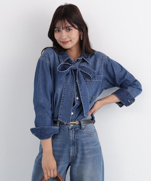 PINKY&DIANNE(ピンキーアンドダイアン)の「◆ネックリボンデニムシャツ(シャツ/ブラウス・レディース・ホワイト/ネイビー・38)」の1枚目の写真