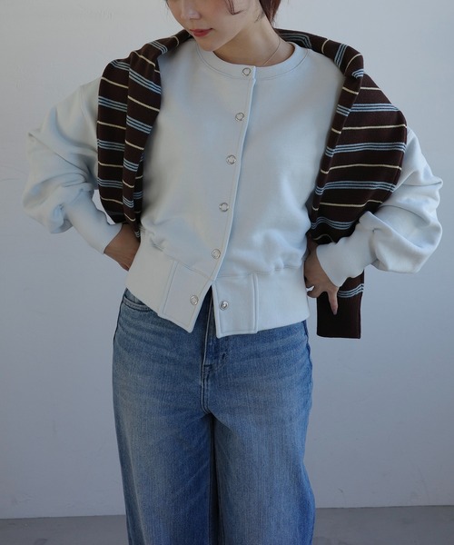 WILLFULLY(ウィルフリー)の「ring button short cropped sweat(スウェット・レディース・ブルー系その他/ピンク系その他/レモンイエロー/オートミール/ブラック・FREE)」の3枚目の写真