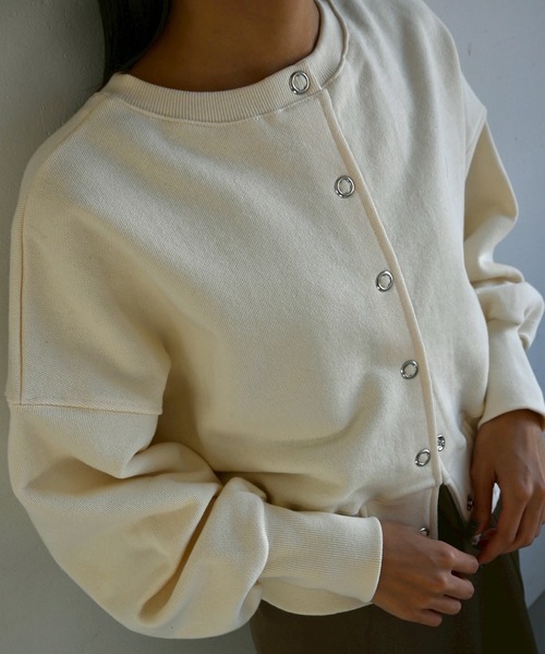 WILLFULLY(ウィルフリー)の「ring button short cropped sweat(スウェット・レディース・ブルー系その他/ピンク系その他/レモンイエロー/オートミール/ブラック・FREE)」の4枚目の写真