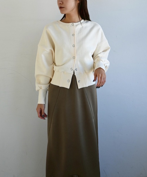 WILLFULLY(ウィルフリー)の「ring button short cropped sweat(スウェット・レディース・ブルー系その他/ピンク系その他/レモンイエロー/オートミール/ブラック・FREE)」の17枚目の写真