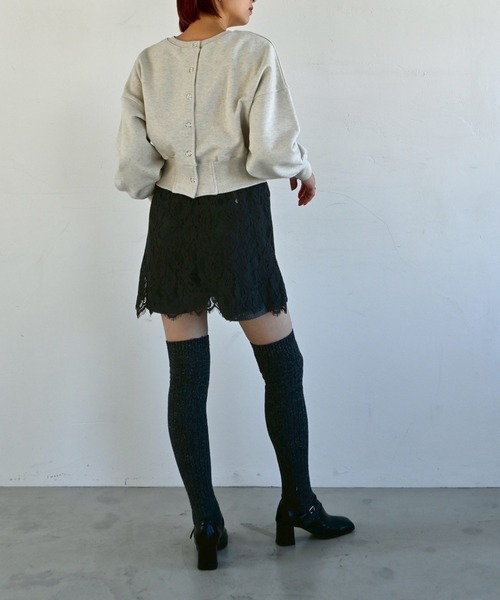 WILLFULLY(ウィルフリー)の「ring button short cropped sweat(スウェット・レディース・ブルー系その他/ピンク系その他/レモンイエロー/オートミール/ブラック・FREE)」の6枚目の写真
