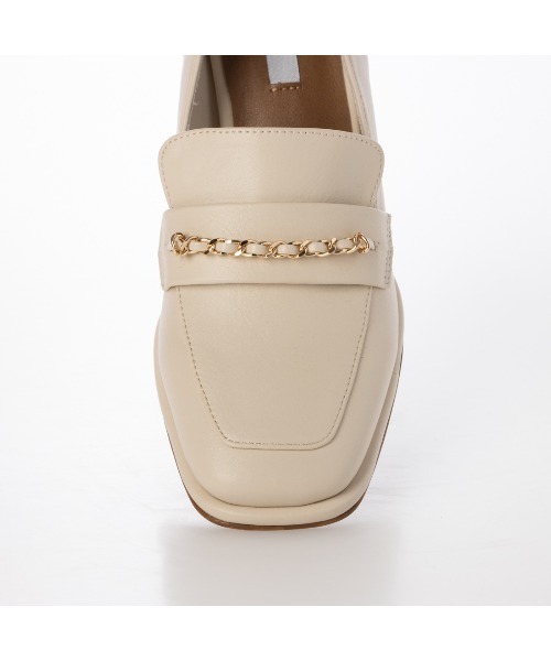 EVOL(イーボル)の「【美脚効果・クッション入り】スクエア6.5cmチェーンローファー JA4017(ローファー・レディース・ブラック/アイボリー・22.0cm/22.5cm/23.0cm/23.5cm/24.0cm/24.5cm/25.0cm)」の16枚目の写真