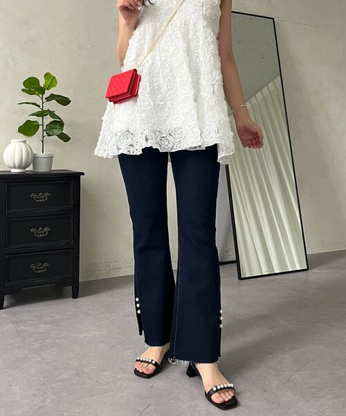 prose verse（プロズヴェール）の「パール付きサイドスリットフレアデニムパンツ（デニムパンツ・レディース・インディゴブルー/ブルー・PL/PM/LARGE/MEDIUM）」の2枚目の写真